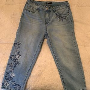 d.jeans Capris with Flower Embroidery